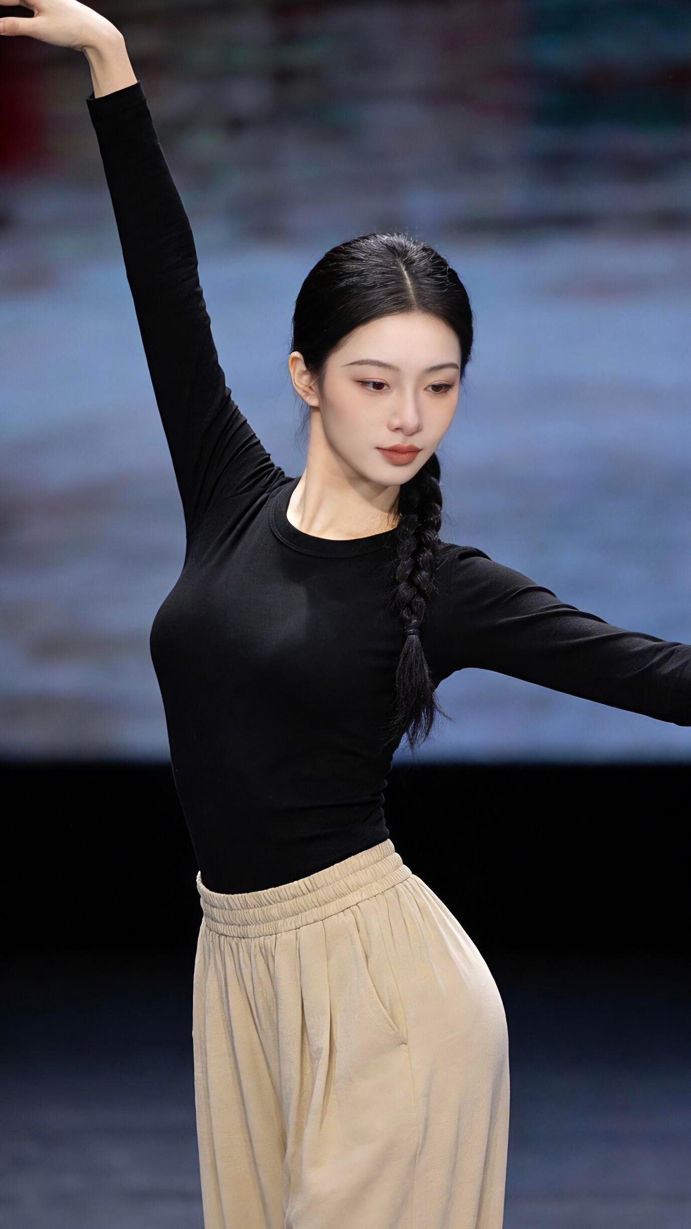 穿打底衫跳舞真的很性感