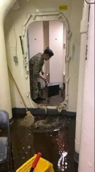 美军最强核航母“福特”号航母，刚在中东摆开架势要开干！结果，厕所都出问题了，整个