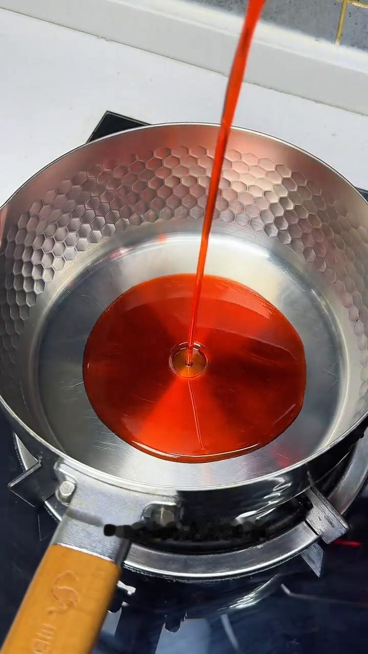 父母以为我吃的泡面烧壶热水直接泡开，实际上我吃的泡面。·午餐肉丢进辣油里，把它