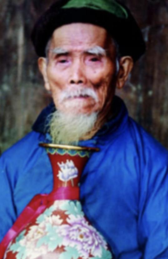 “中国长寿之王”龚来发，一辈子没有娶妻活到了133岁，然而令人费解的是，他