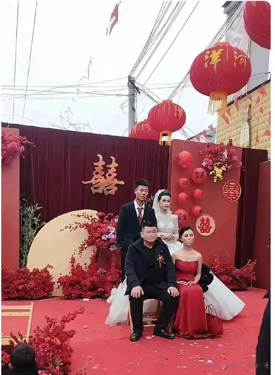 婆媳两个第一天就杠上了。儿子结婚，妈妈穿戴直接把新娘子风头盖过了。看着婆婆也有5