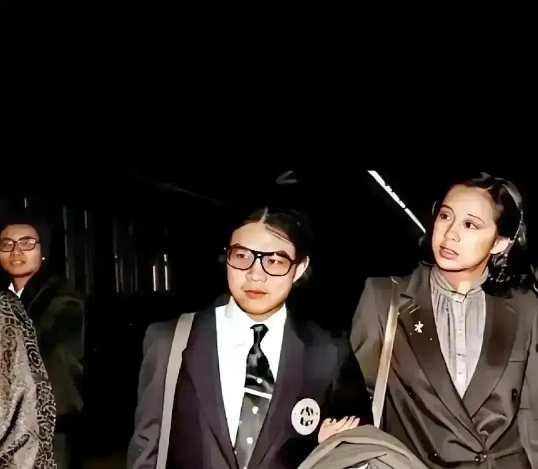 11岁男孩3小时赚15万他卖的是旧玩具，地点在铜锣湾街头。围观的人从怀疑到