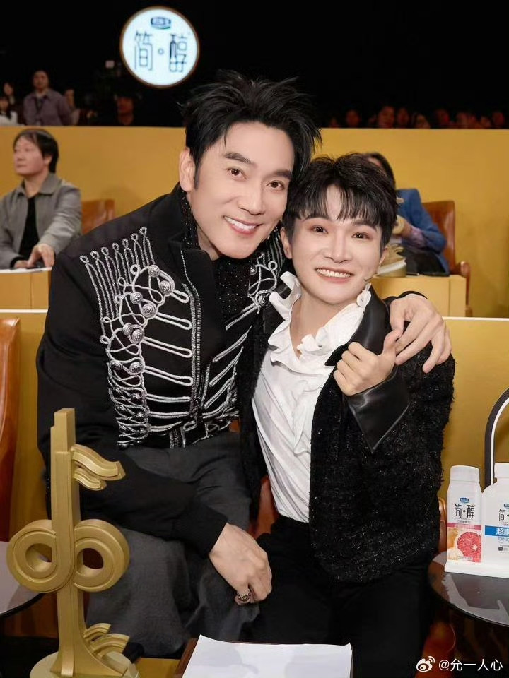林依轮被周深粉丝哄成开心果！谁还没看林依轮和周深粉丝的爆笑互动名...
