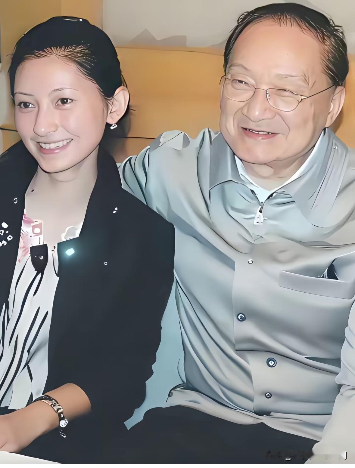 1977年，时年53岁的文坛泰斗金庸与时年24岁的第三任妻子林乐怡结婚。这是他们