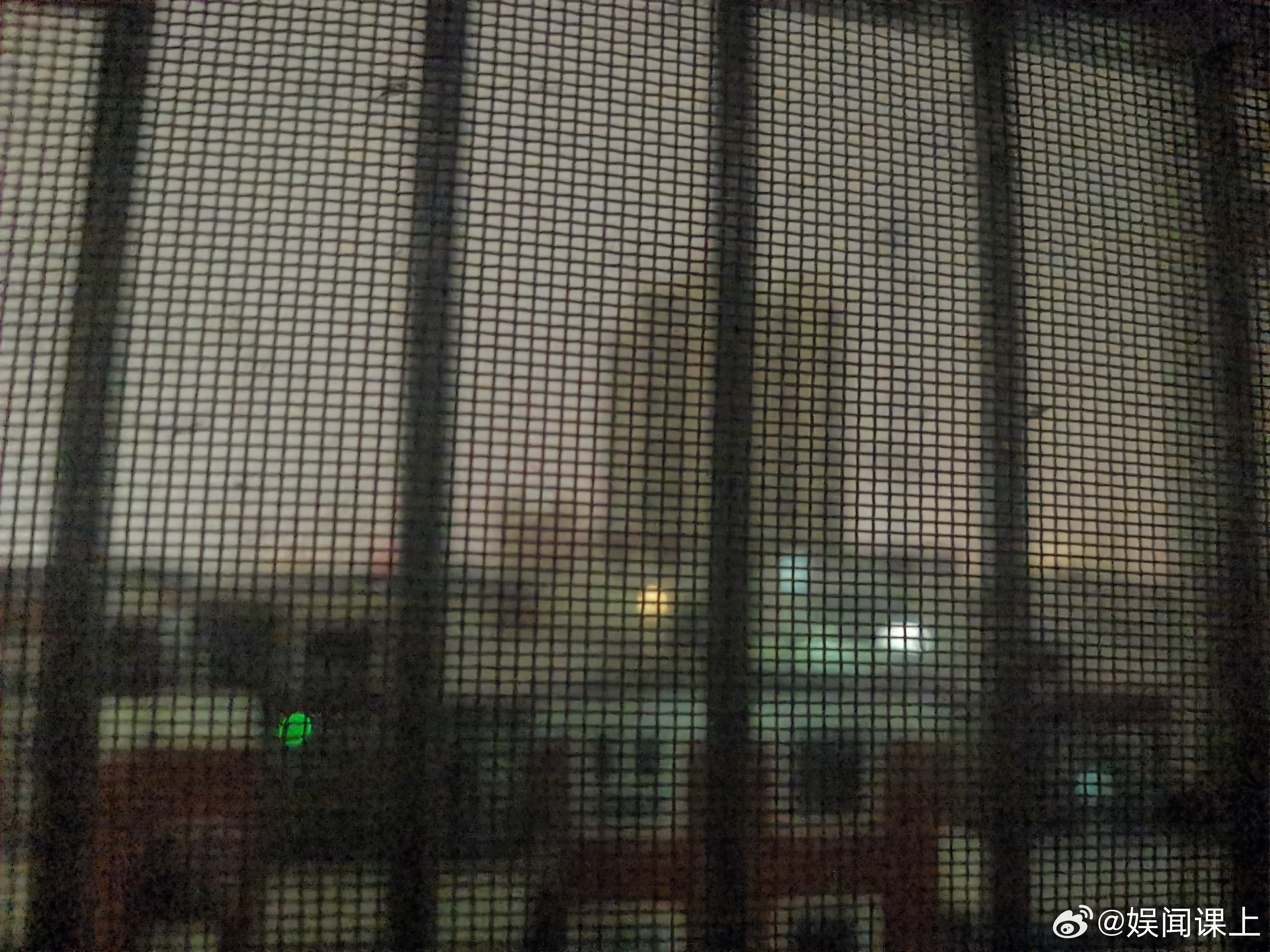 快睡觉了大雨来了！凉快是真凉快听着雨声舒服的让人有点兴奋到不想睡觉可