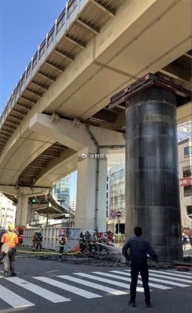 昨晚在日本大阪街头突然从地底冒出一根不明巨型铁柱。日本民众纷纷猜测：是否与地质活