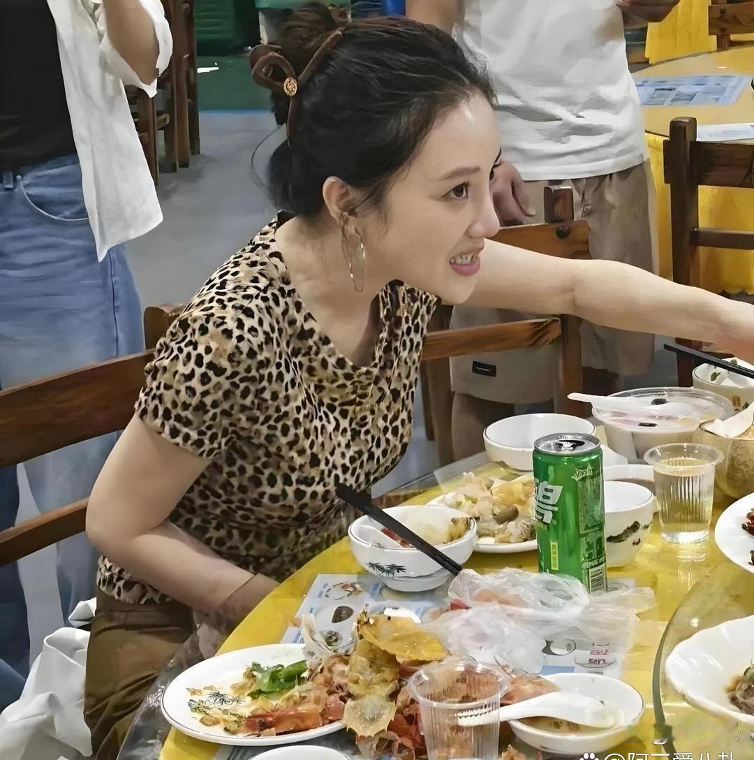 网友在三亚一家饭店碰到李小璐，现实当中偶遇明星，属实惊喜。​​​