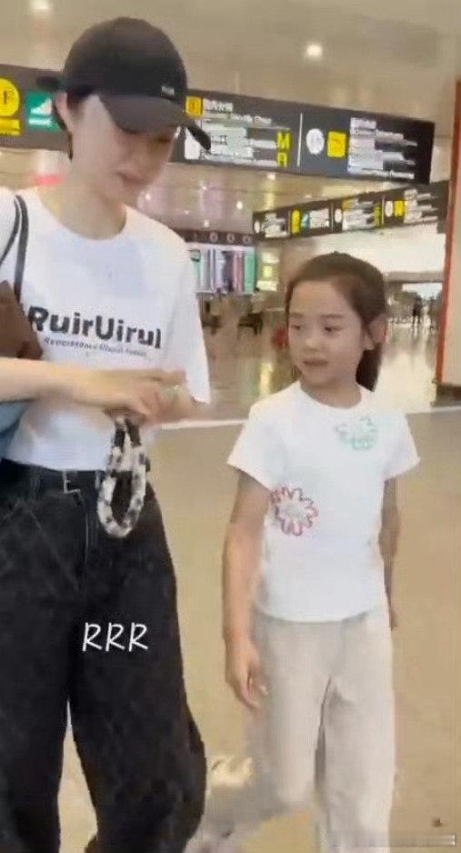 小酒窝反向育妈反向育妈看得我嘴角上扬！小酒窝大方又灵动，奶声奶气里藏着认真，董璇