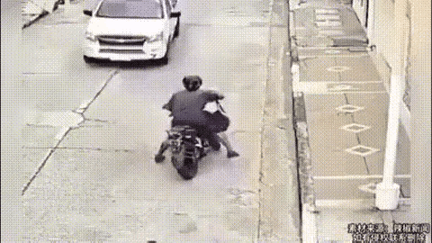 光天化日竟作案，骑着摩托抢大妈。小车司机真勇猛，驾车撞贼趴地下。​网友评