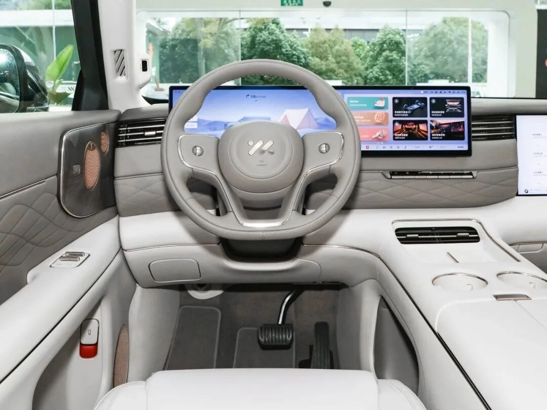 这周节目讨论了智己LS8的预售价格。首先25.98万起，看起来这是要当“增程新王