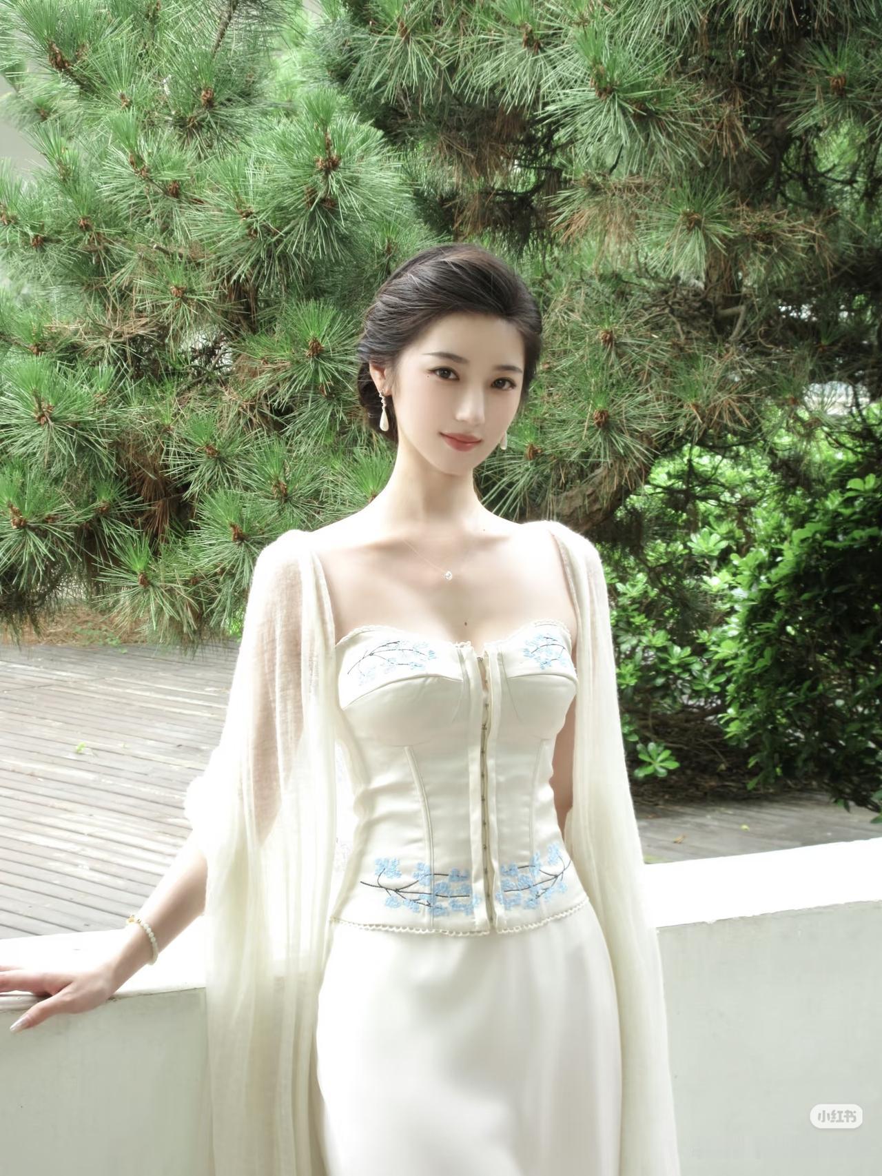 优雅白裙，清新自然，如梦似幻。