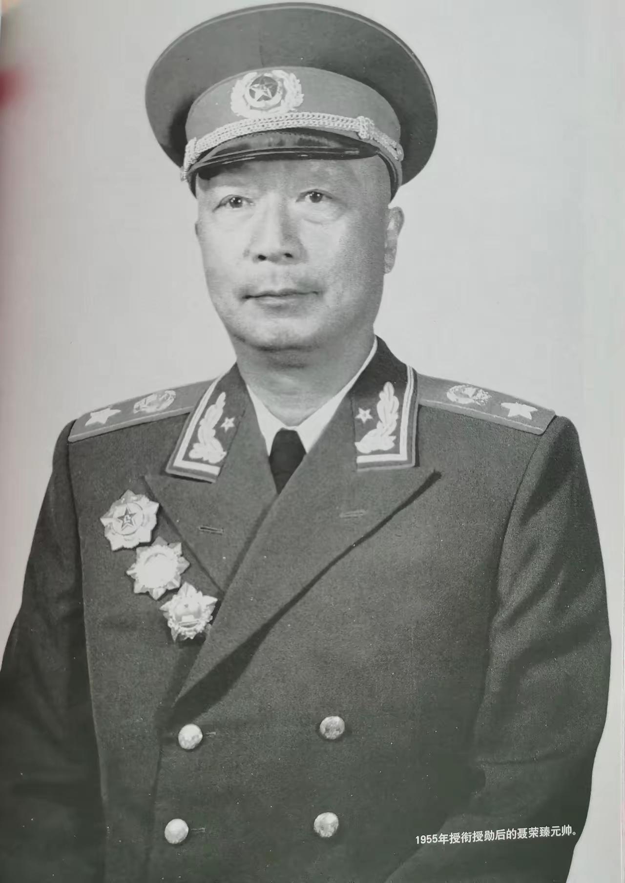 有一次开国中将王诤和钱学森一起来向聂荣臻元帅汇报工作，王诤先讲，说得很详细。他讲