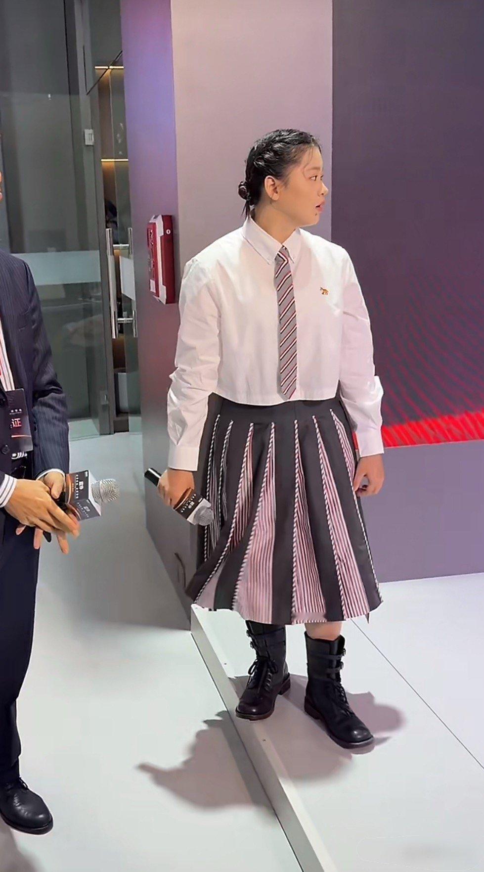 以前全红婵那么瘦瘦的，还以为她是不胖体质呢，看来发育期过后她的体制还是随她妈妈的