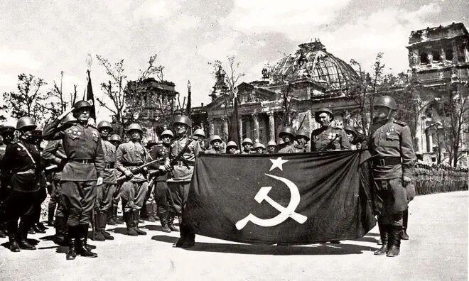 苏联曾大力推行两套互相矛盾的民族政策，结果解体时，把数百万俄裔居民留在了异国他乡