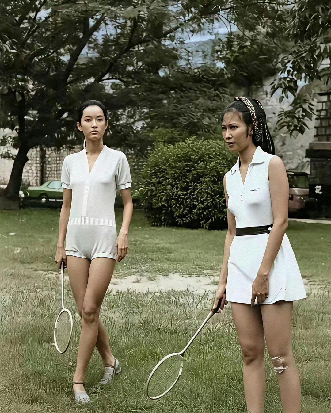40年前，香港影坛女神林青霞和萧芳芳一起打羽毛球的照片。
