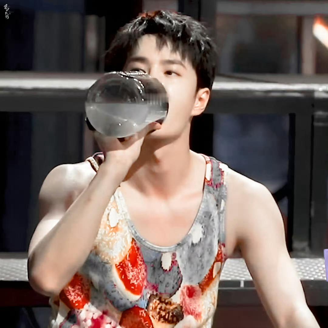 屏住呼吸花背心纯欲暴击王一博cr:logo