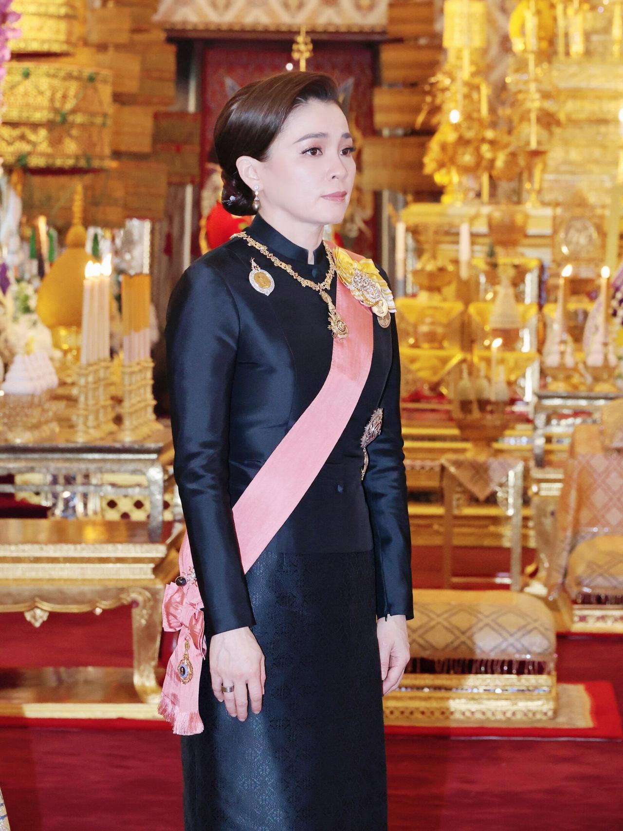 诗丽吉逝世百日追思会，苏提达无疑是女主角泰王携苏提达王后，乘坐皇家车队前往大皇