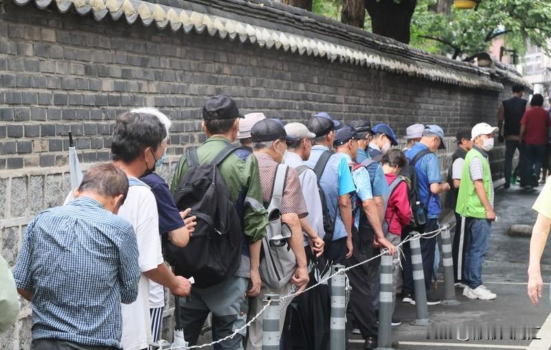 活到80岁真不是件容易事儿。全国第七次人口普查和相关蓝皮书显示，65岁以上老人中