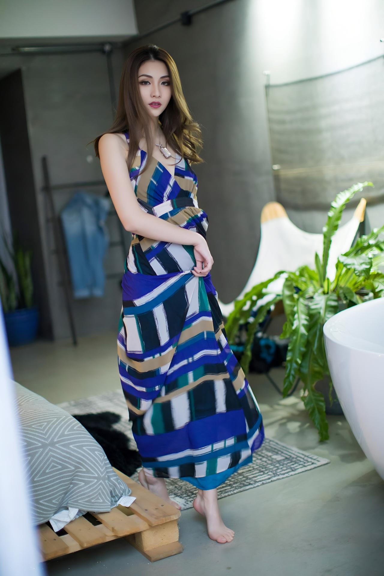 文学创作大会上联：松青柏翠岁月长，下联：柳绿桃红时光好。