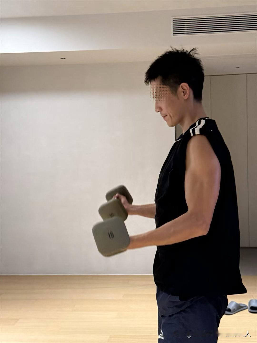 有一男子，公司从单休改成双休一年了，一直没和家里说。每到周六，他还是照常早起