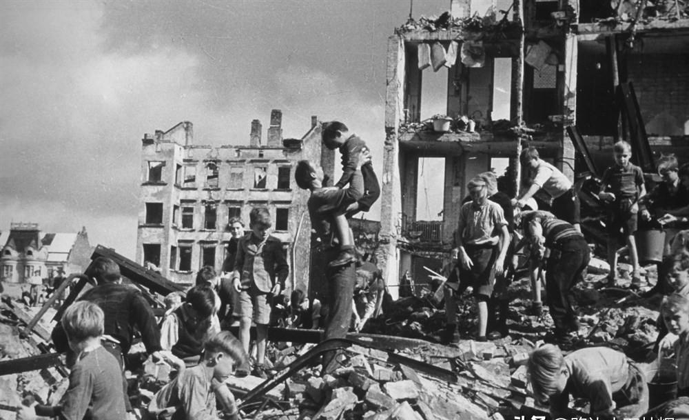 德国废墟里长大的孩子，眼里的世界是什么样？《德意志零年》没讲大道理，却把战争的