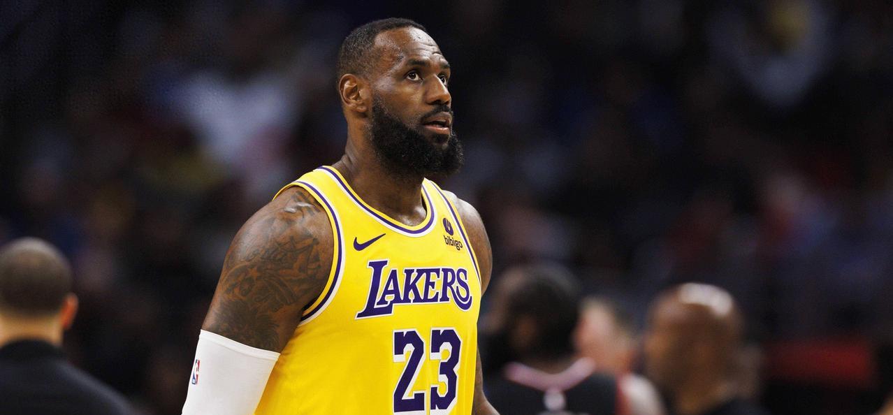 明年首要任务就是留住中锋顿宝和斯玛特、心心念念的中锋、和防守优秀斯玛特、是补充