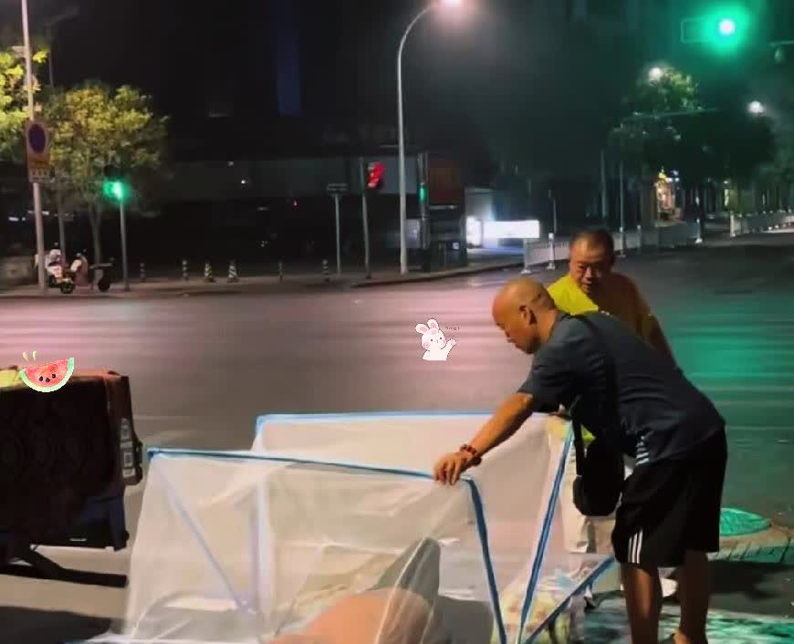 深夜的街边，一位没卖完西瓜的瓜农，躺在瓜车旁的凉席上睡着了，那呼噜声