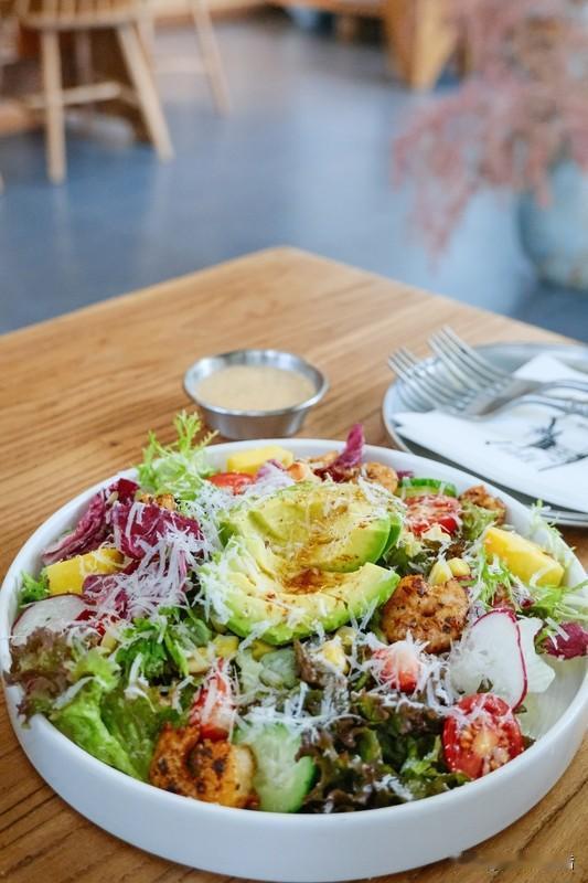 晒出我的今日美食今日的午餐是街角新开的轻食店，牛油果沙拉配全麦三明治。牛油果被切