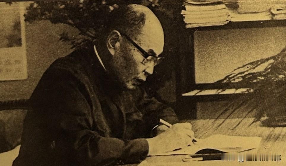 1985年5月，蒋南翔在中央党校工作的老照片。当时，他担任中央党校第一副校长的关