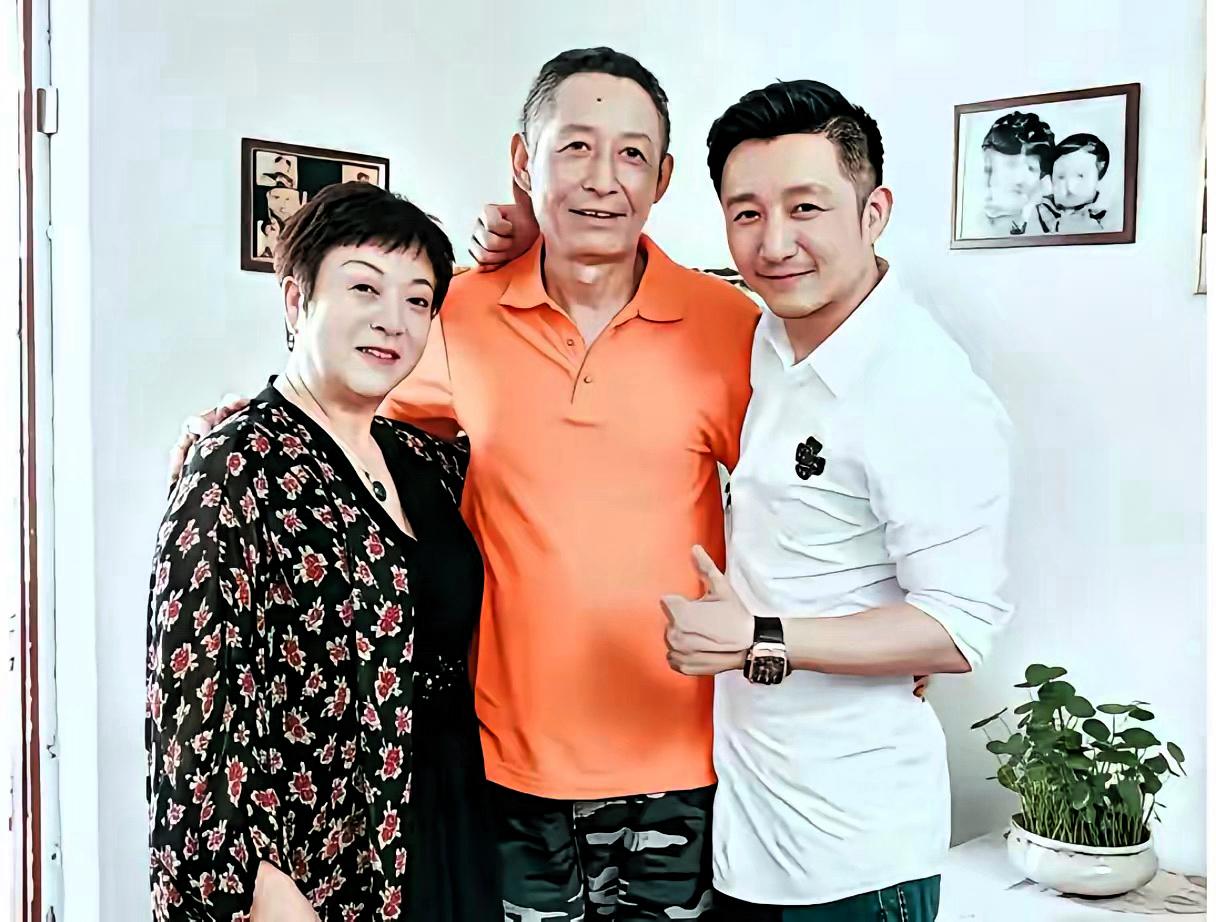 门当户对不是没有道理的！深扒了邹市明的父母，发现邹市明的原有家庭也真是越扒越