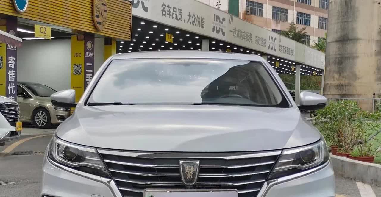 开除，必须开除！荣威汽车这么好看的车标竟然放着不用去用字母车标？咋想的？我要是高