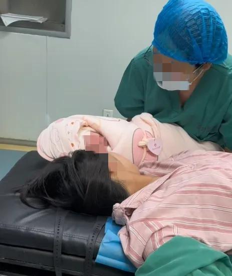 我这辈子都忘不了那个画面。产妇的宫口都开全了，甚至都能看到宝宝的头发了。她