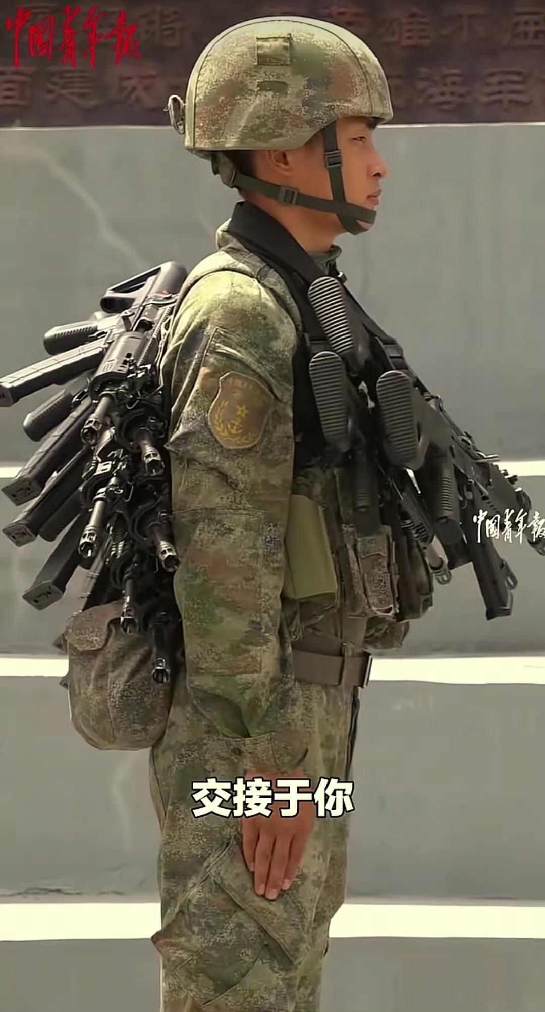 海军蛟龙突击队的退伍日退伍老兵将陪伴自己的武器移交给排长。​​​