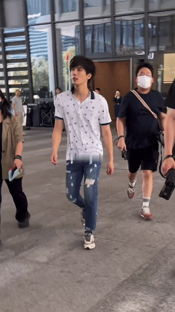 王安宇再帅，穿一身不靠谱的衣服走在大街上也让人不敢认了，颜值断崖式下跌，这形象反