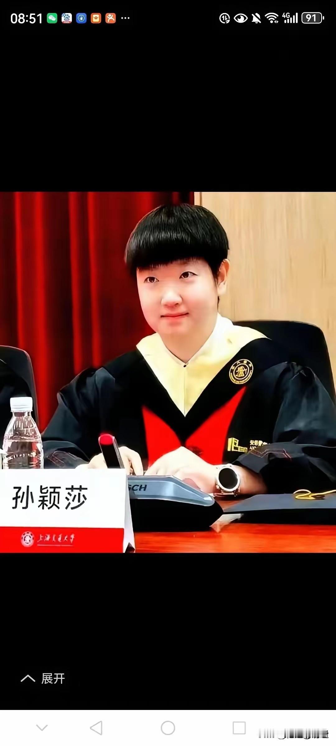 孙颖莎来清华大学面试了，令人惊奇的一幕发生了，孙颖莎从正门进入清华，一路上碰见许