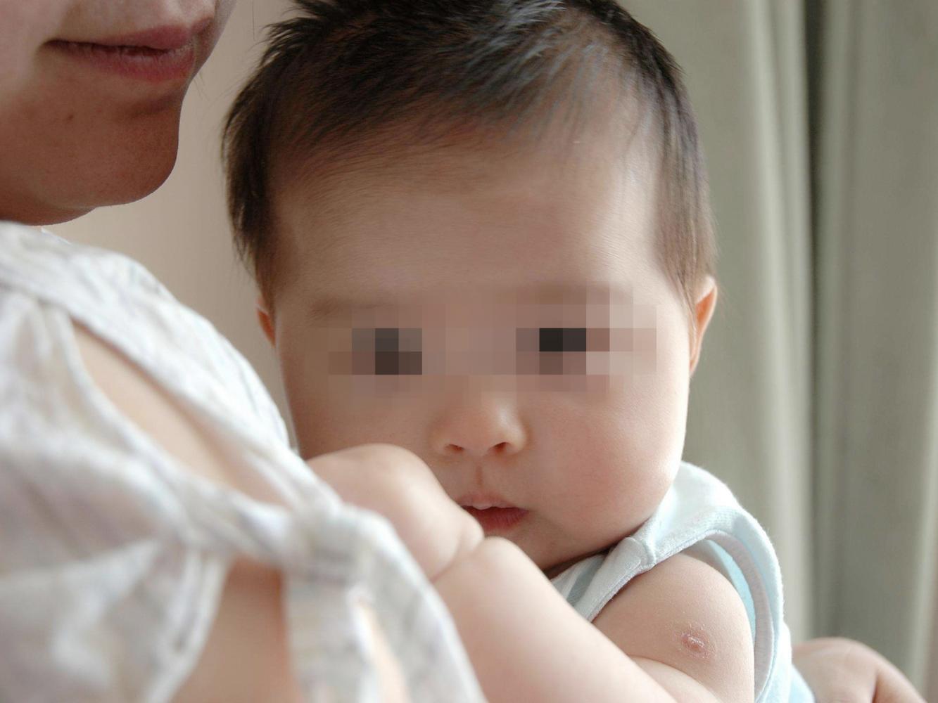 宝宝不让别人抱, 妈妈累惨了, 还笑着说孩子这点做的好