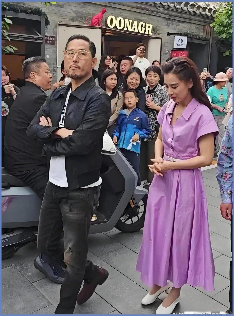 42岁黄圣依离婚后美出新高度，北京胡同穿紫裙被偶遇，网友直呼比电视上还惊艳