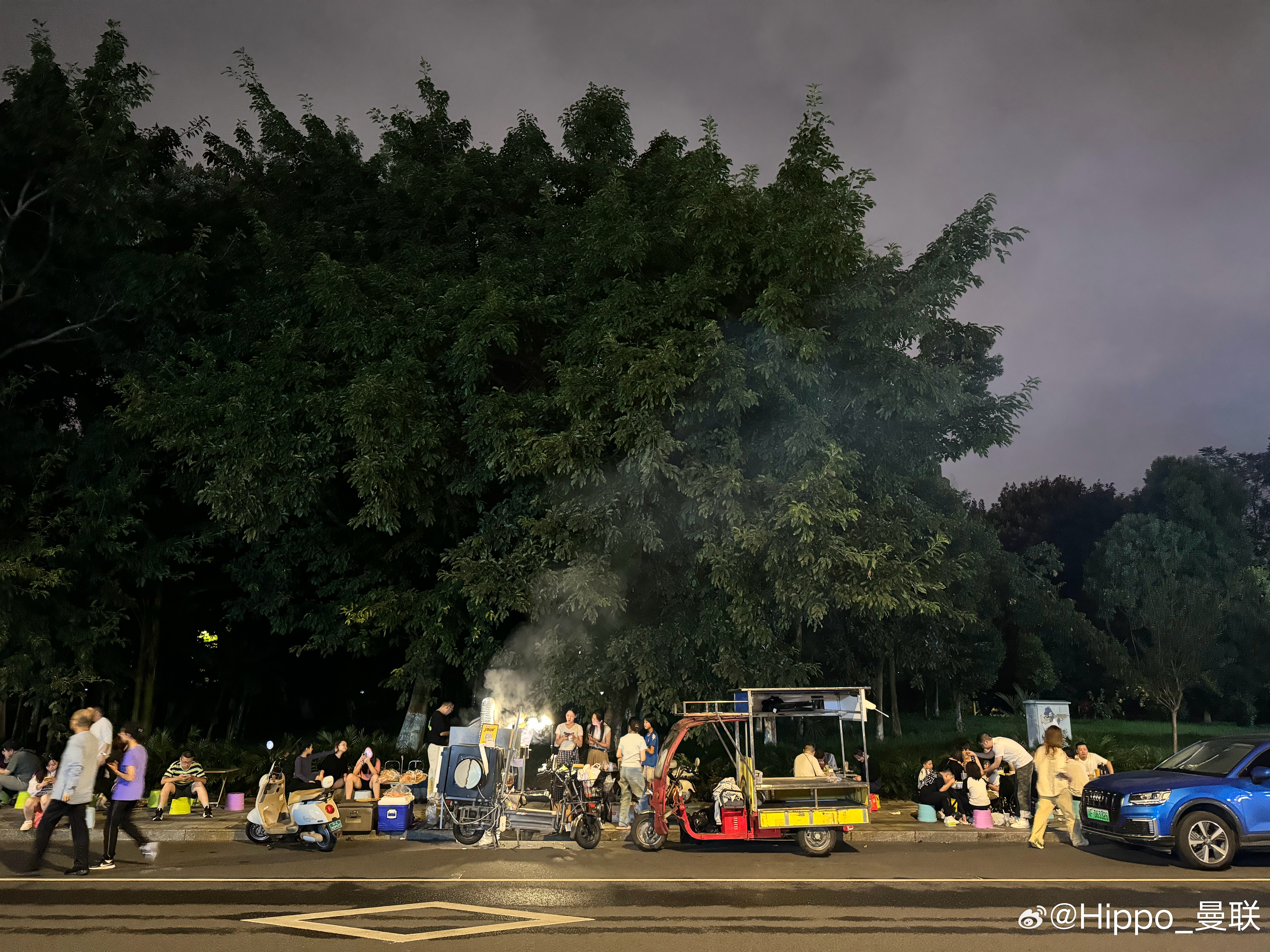 路边的烧烤，噱头十足。提前加老板微信7点朋友圈扫码点餐然后排队。我以为多好吃，结