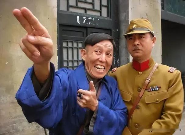 “伦八”被叫做“盟主”，这称呼一下子就给“伦八”整出了一种江湖地位。恒苏呢，被