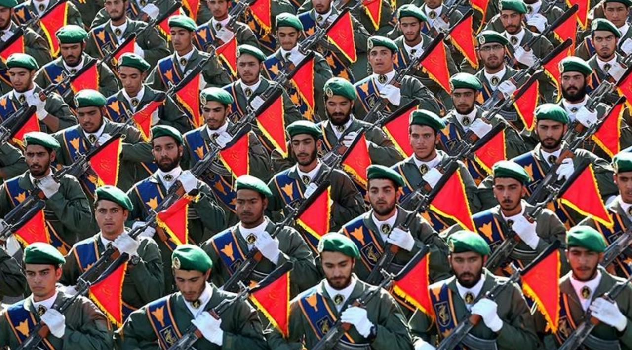 伊朗都不是出现军政府？伊朗军队与伊斯兰革命卫队，是两支平行独立、互不隶属的武装力