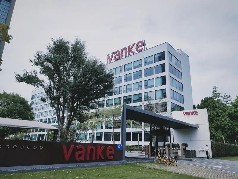 万科债券展期短期缓解20亿元兑付压力，但引发股债双杀、信用受损，后续融资难度与成