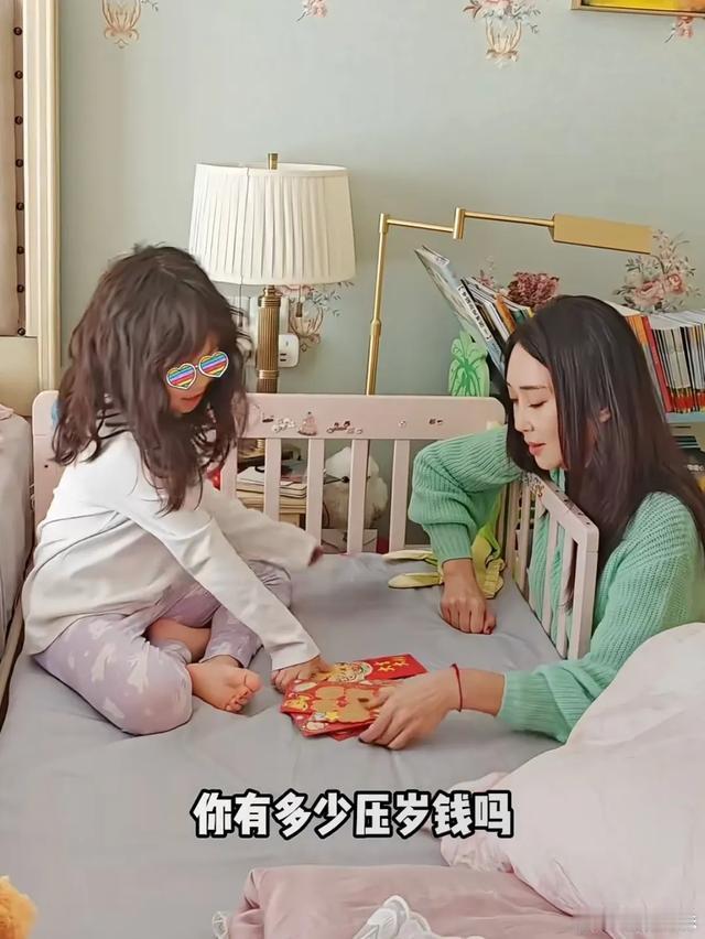 严屹宽老婆杜若溪带女儿去存压岁钱有零有整的，看样子像是三万多，六岁肉肉还看中三十