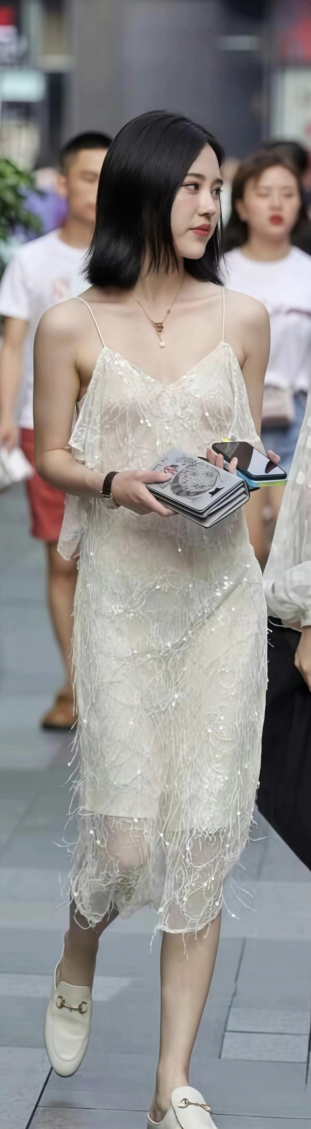 中年女人如何穿搭最舒适?吊带裙透视中年女人穿搭追求舒适又不失时尚，吊带裙是