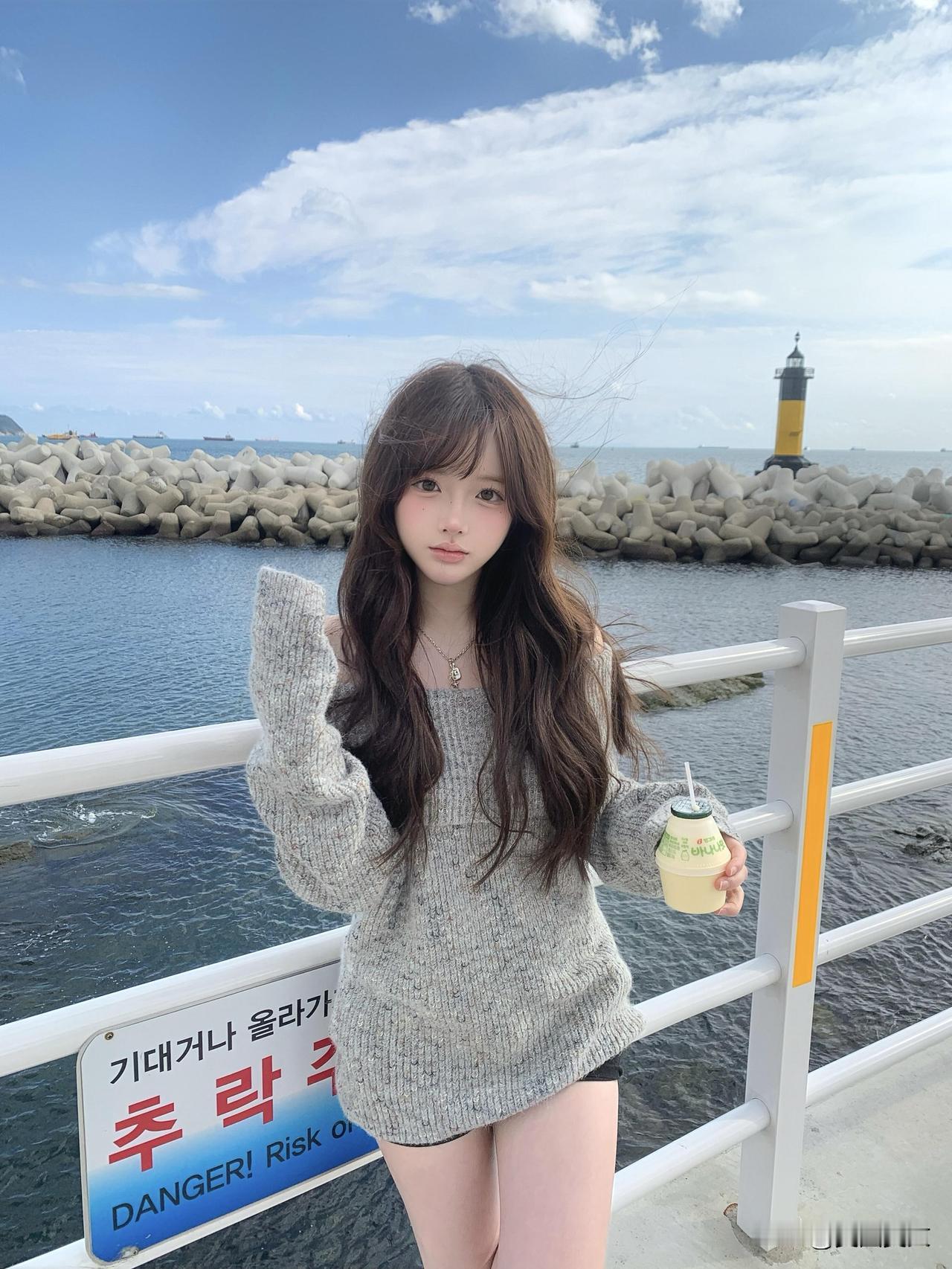 海边漫步，阳光明媚，少女与海风相伴