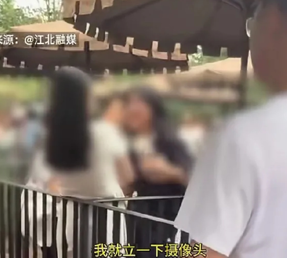 女生玩手机被冤枉偷拍崩溃痛斥，两位女士向其道歉更是扎心:我们以为你是男的本来以