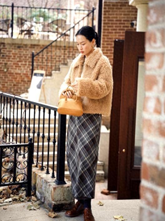 冬天穿皮草总显土？真正的时髦精都在玩‘皮草配半裙’——刚柔并济的搭配能瞬间摆脱暴