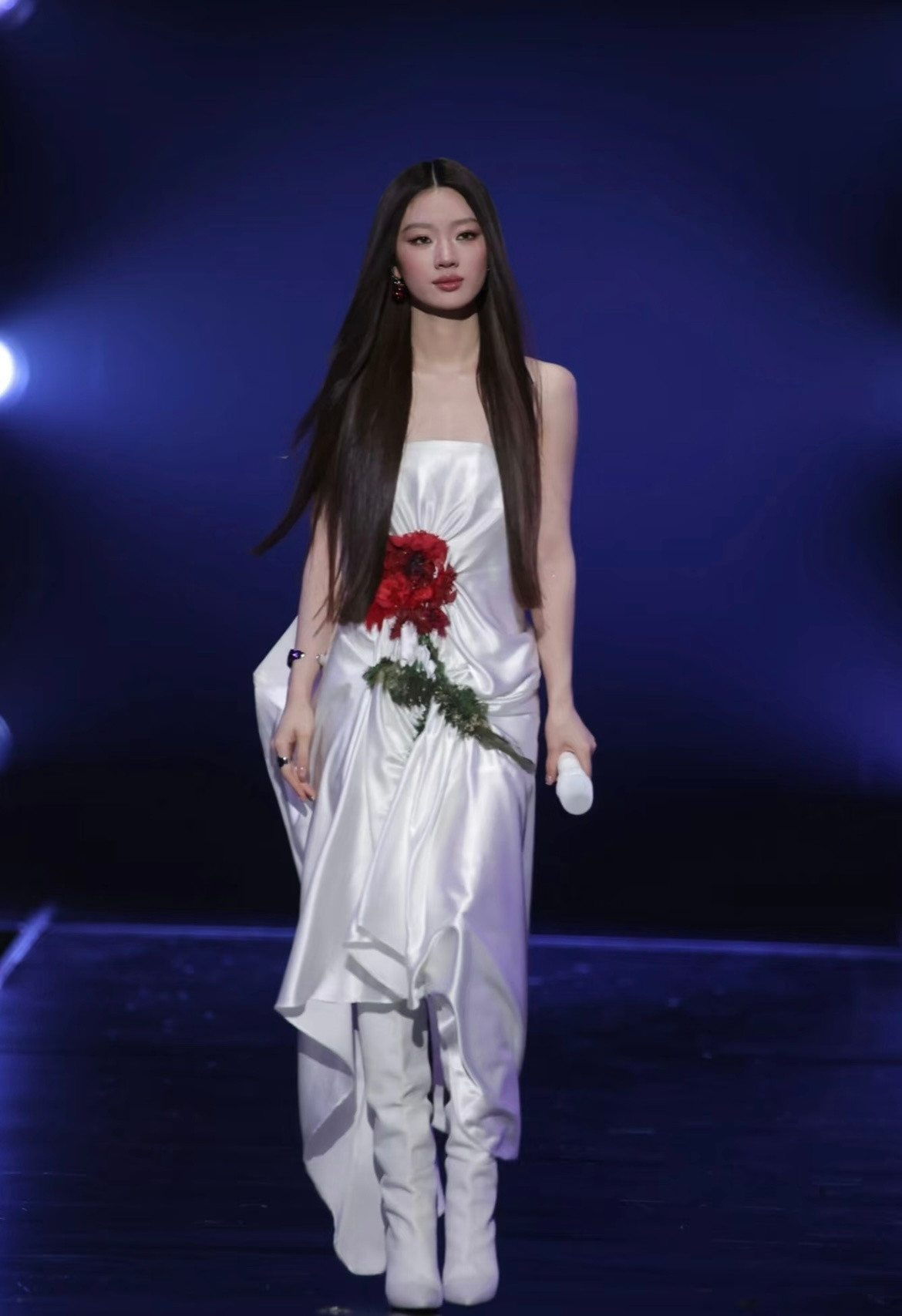 乐评人谈李荣浩指控单依纯侵权这场版权风波，给整个音乐行业敲响警钟。改编可以有创意