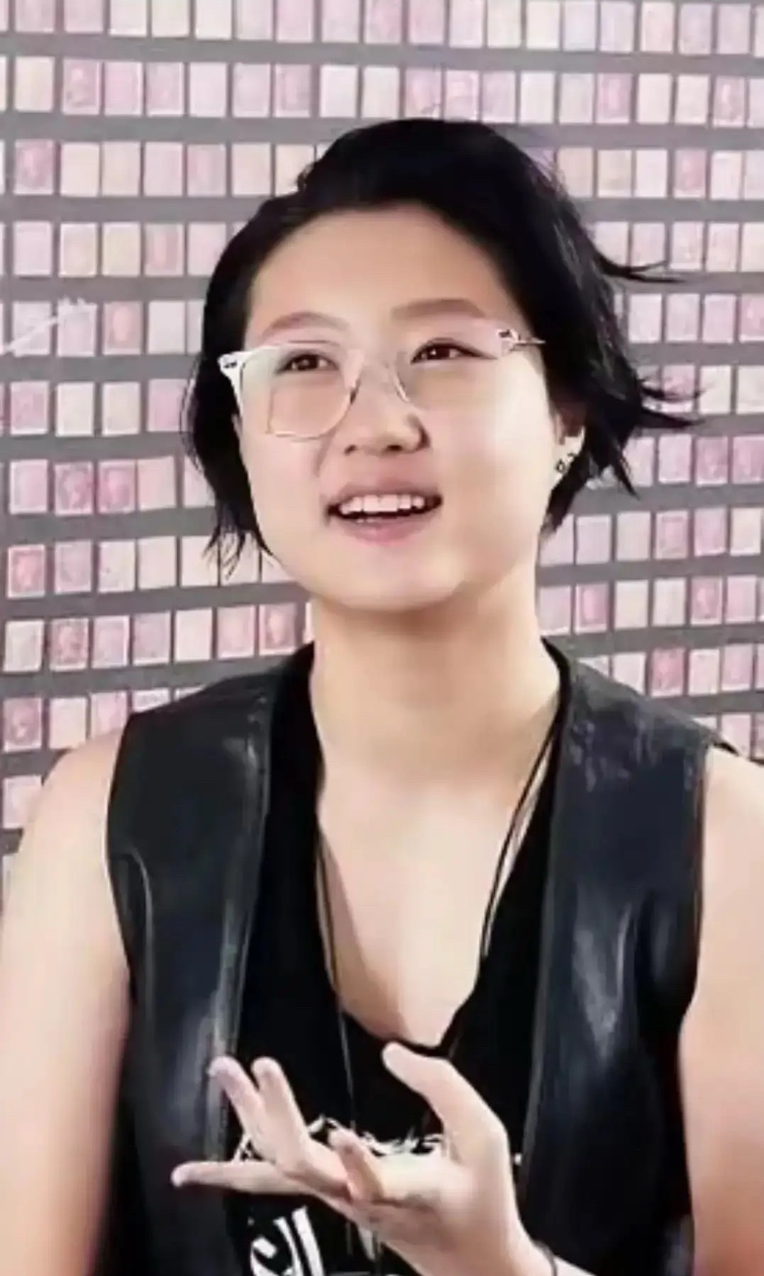 昨天多伦多华人圈是彻底炸开锅了！起因就是成龙女儿吴卓林在自己的工作室直播时，轻描