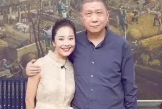 2004年，马未都请人修复一把黄花梨椅子，结账时，师傅比了一个手指头，马未都就给
