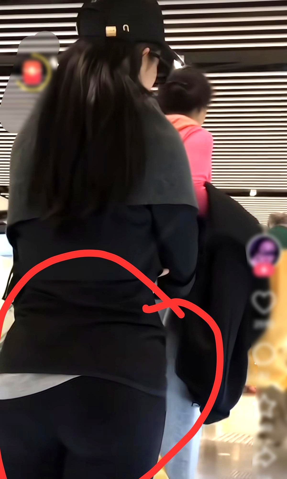 机场拍的刘亦菲，穿搭真漂亮，还有翘臀，谁能告诉我？她穿紧身裤能显出...